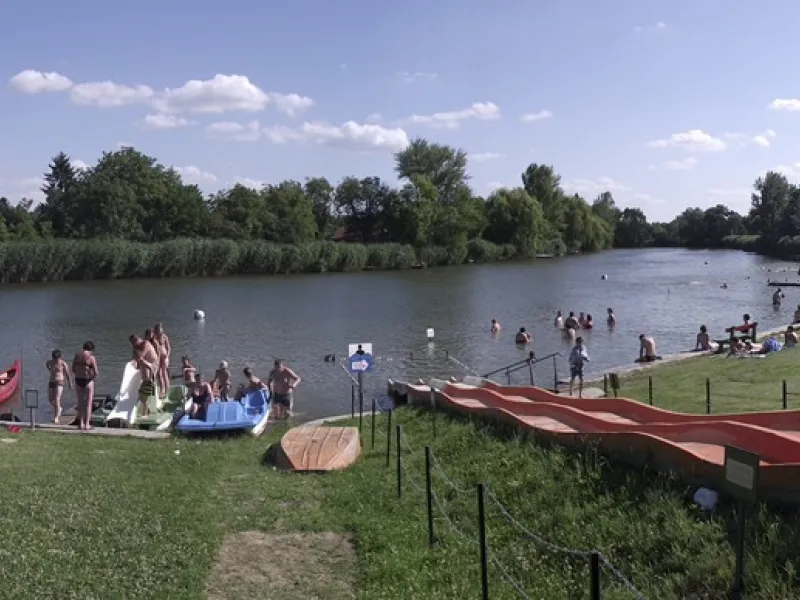 Rálátás a strandra és a csúszdára 2009-ből