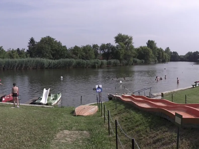 Rálátás a strandra és a csúszdára 2009-ből